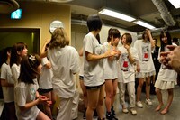 ライブ終了後のバックステージの様子。