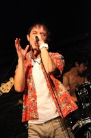 CRAZY WEST MOUNTAINのライブの様子。