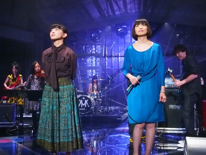「新堂本兄弟」スタジオライブ収録時のEvery Little Thingと谷村美月。