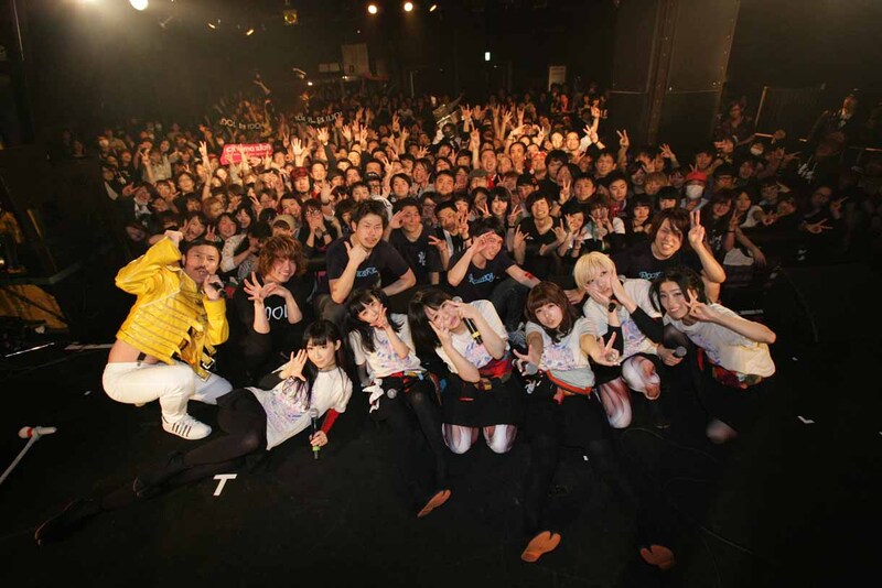 「QUATTRO MIRAGE vs @JAM vol.1」出演者による記念撮影の様子。