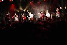 cinema staffとBiSによるコラボステージの様子。