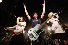 cinema staffとBiSによるコラボステージの様子。左からプー・ルイ、辻友貴、コショージメグミ。