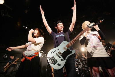 cinema staffとBiSによるコラボステージの様子。左からプー・ルイ、辻友貴、コショージメグミ。