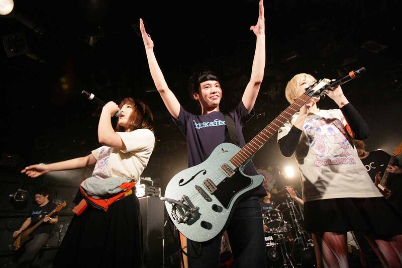 cinema staffとBiSによるコラボステージの様子。左からプー・ルイ、辻友貴、コショージメグミ。