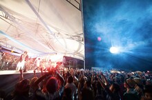 昨年行われた「頂 ITADAKI 2013」に出演した渋さ知らズオーケストラのライブの様子。