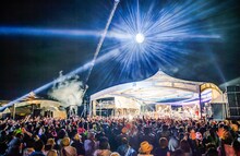 昨年行われた「頂 ITADAKI 2013」に出演した渋さ知らズオーケストラのライブの様子。