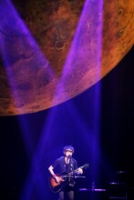 スガシカオ「SUGA SHIKAO HITORI SUGAR TOUR 2014 17th Anniversary Premium Adult Night」中野サンプラザ公演の様子。（撮影：新家敏之）