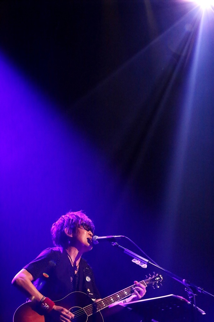 スガシカオ「SUGA SHIKAO HITORI SUGAR TOUR 2014 17th Anniversary Premium Adult Night」中野サンプラザ公演の様子。（撮影：新家敏之）