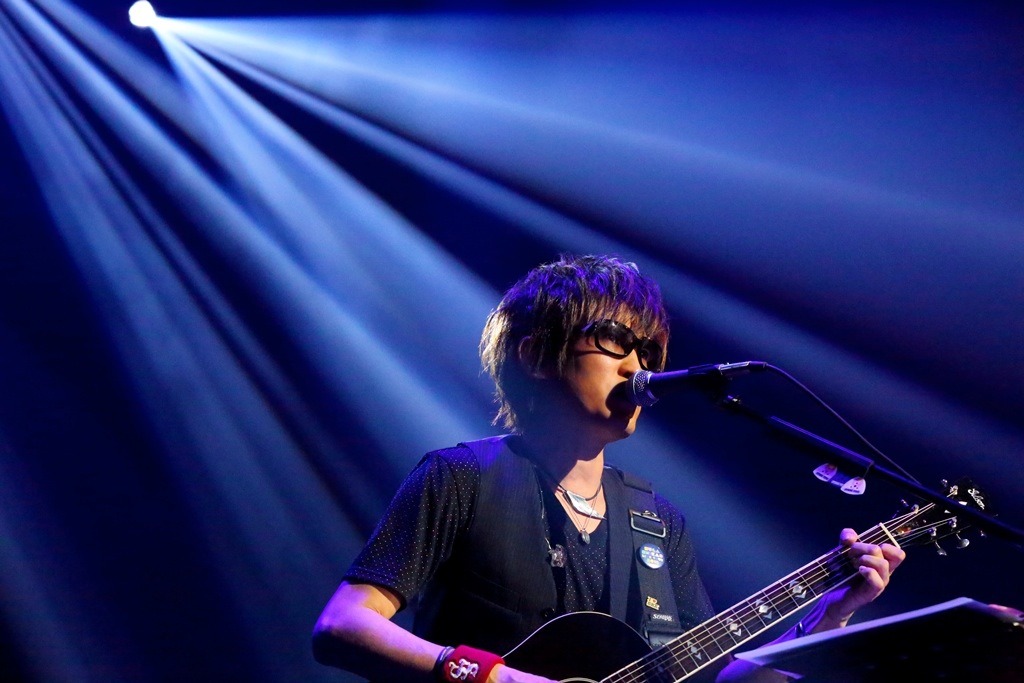 スガシカオ「SUGA SHIKAO HITORI SUGAR TOUR 2014 17th Anniversary Premium Adult Night」中野サンプラザ公演の様子。（撮影：新家敏之）