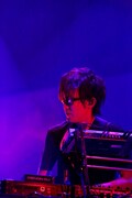 スガシカオ「SUGA SHIKAO HITORI SUGAR TOUR 2014 17th Anniversary Premium Adult Night」中野サンプラザ公演の様子。（撮影：新家敏之）