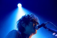 スガシカオ「SUGA SHIKAO HITORI SUGAR TOUR 2014 17th Anniversary Premium Adult Night」中野サンプラザ公演の様子。（撮影：新家敏之）