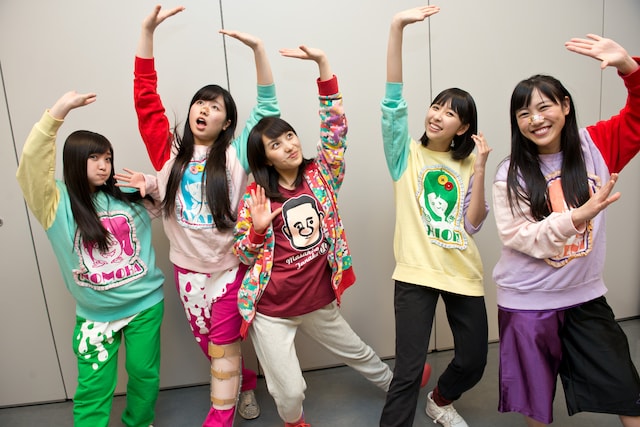 今年2月に行われた「Ustream大賞2013」授賞式の様子。ももクロの5人はSkype中継で参加した。