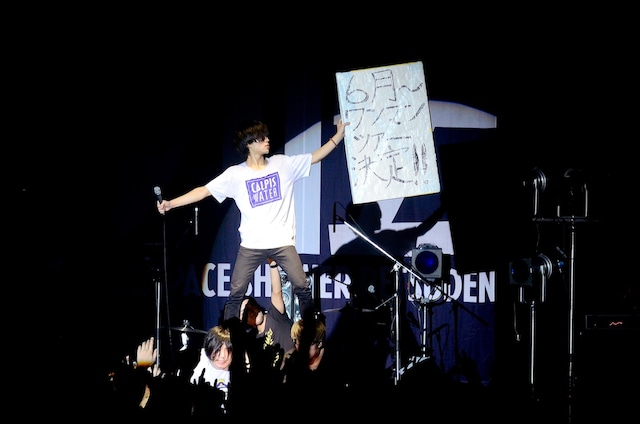 ライブ中にツアー開催を発表したキュウソネコカミ。（Photo by Ohagi）