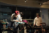 ロマンスグレー・サウンドスケイプ のライブの様子。