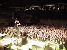 coldrain、ポーランド・ワルシャワ公演の様子。