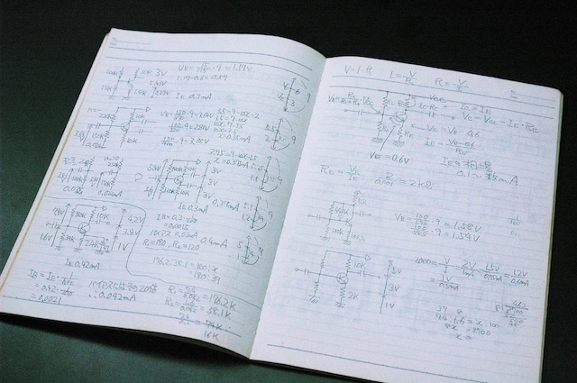 和嶋が回路の勉強をしていたときのノート。計算式がびっしり書いてある。