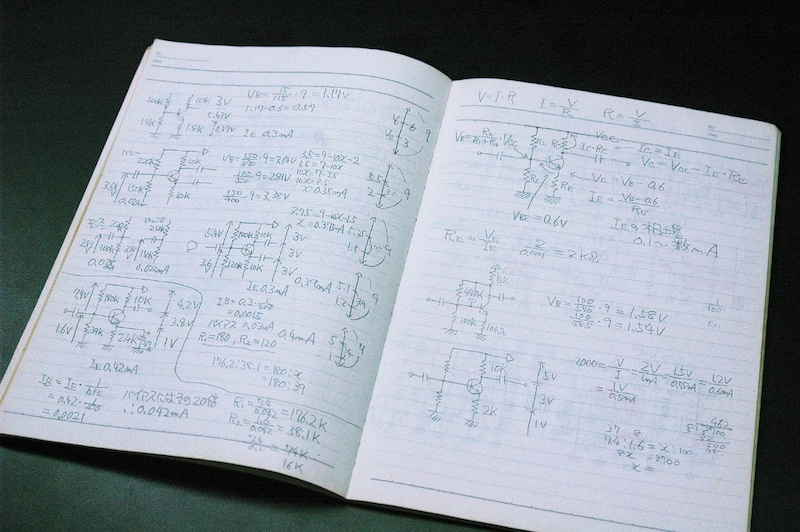 和嶋が回路の勉強をしていたときのノート。計算式がびっしり書いてある。