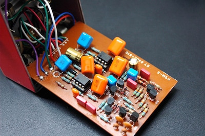 和嶋が使用しているエフェクターの内部。本人による改造が施されている。