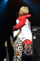 抱き合うRYUJIとTo-i。