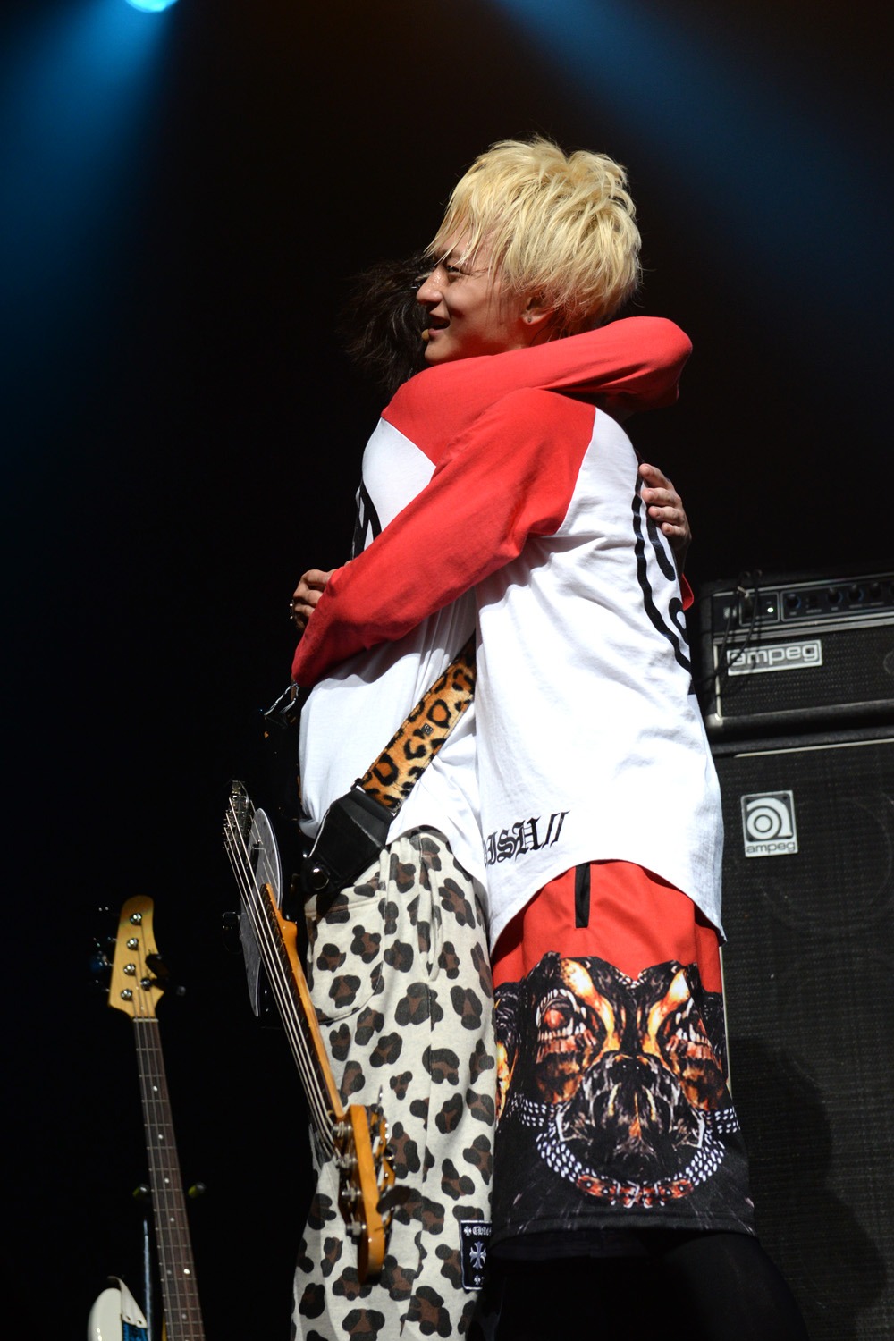 抱き合うRYUJIとTo-i。