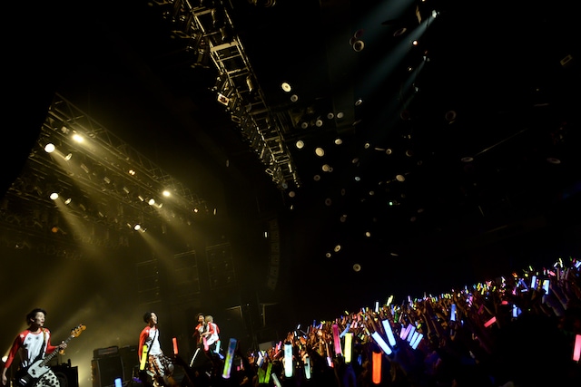 DISH//が紙皿を投げた瞬間。