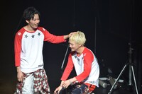 疲労したTo-iをねぎらうMASAKI。