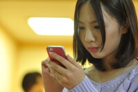 「死の実況中継 劇場版」のワンシーン。(c)2014「死の実況中継 劇場版」製作委員会