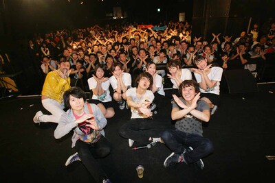 「QUATTRO MIRAGE vs @JAM vol.1」出演者による記念撮影の様子。