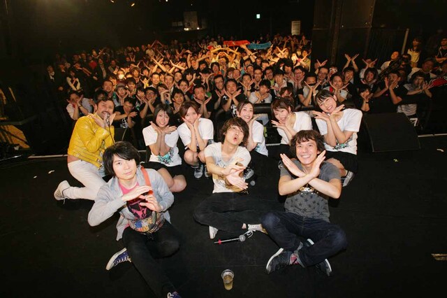 「QUATTRO MIRAGE vs @JAM vol.1」出演者による記念撮影の様子。