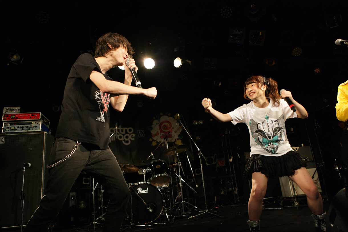 柴田隆浩（Vo, G / 忘れらんねえよ）と河野穂乃花（ひめキュンフルーツ缶）による出場順を賭けたじゃんけん勝負の様子。
