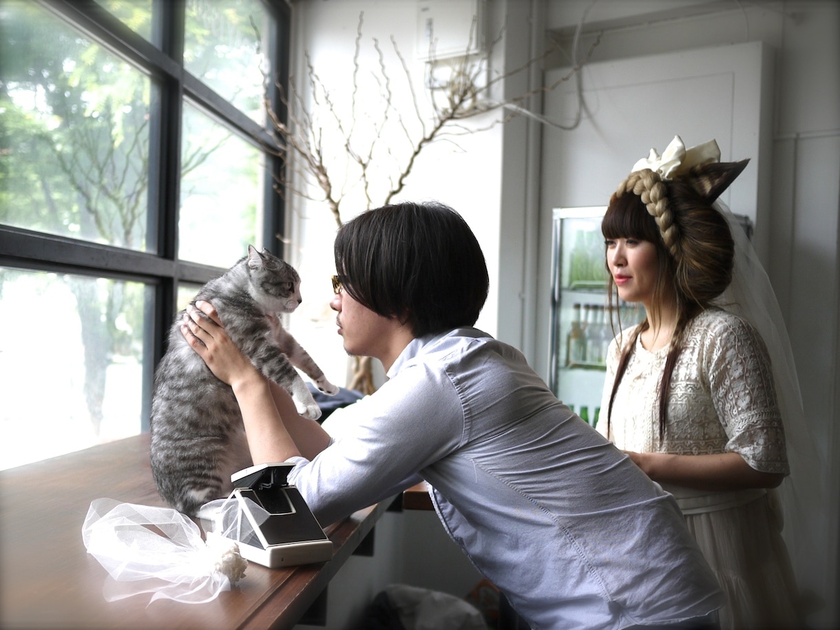 写真左からサバ美、夫、坂本美雨。
