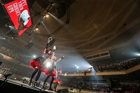 BABYMETAL「赤い夜 LEGEND “巨大コルセット祭り” ～天下一メタル武道会ファイナル～」公演の様子。（Photo by Taku Fujii）