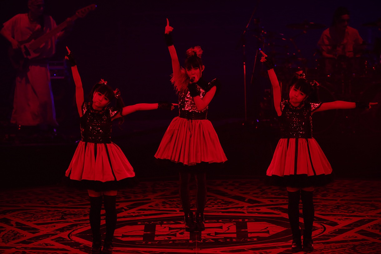 東京・日本武道館2DAYS公演の2日目「黒い夜 LEGEND "DOOMSDAY" ～召喚の儀～」の様子。（Photo by Taku Fujii）