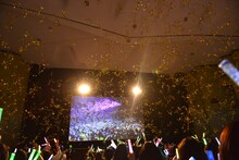 昨日3月2日に東京・よみうりホールで行われた超特急のフィルムコンサートの様子。