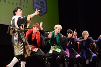 「ikki!!!!!i!!」をパフォーマンスする超特急。