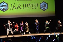 「ikki!!!!!i!!」をパフォーマンスする超特急。