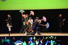 「ikki!!!!!i!!」をパフォーマンスする超特急。