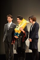 ワオ・コーポレーションの教員と記念撮影をするコーイチ。