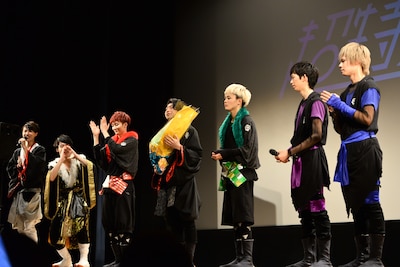 コーイチを祝福するメンバー。