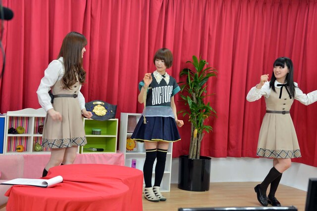 乃木坂46の振り付けを練習する松村沙友理、後藤まりこ、中田花奈。