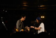 フィリポにアメをもらう斉藤。