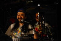 左から川崎“フィリポ”裕利（Dr, Per）、宮川トモユキ（B）。