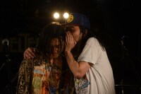 セットリストを須藤に教えるフィリポ。