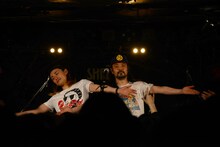 左から佐藤謙介（Dr）、川崎“フィリポ”裕利（Dr, Per）。