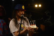 須藤へのバースデーケーキを持つフィリポ。