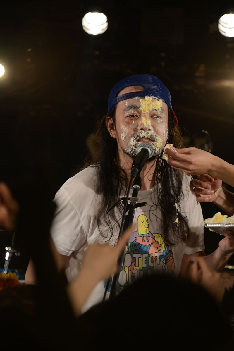 顔面にケーキを食らったフィリポ。