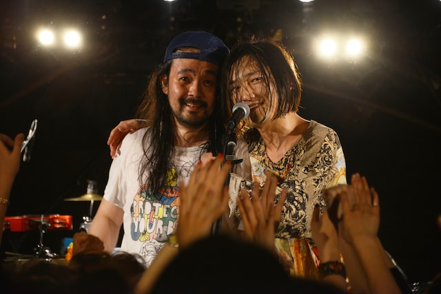 左から川崎“フィリポ”裕利（Dr, Per）、須藤寿（Vo, G）。