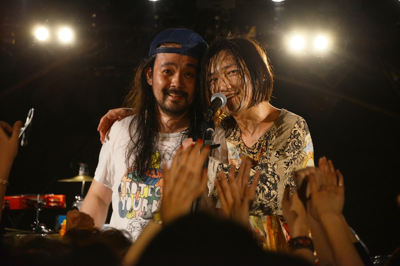 左から川崎“フィリポ”裕利（Dr, Per）、須藤寿（Vo, G）。