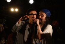 左から斉藤祐樹（G）、川崎“フィリポ”裕利（Dr, Per）。