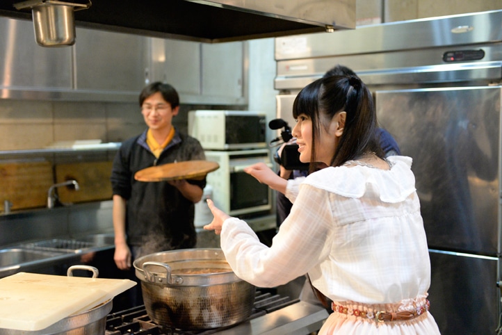 吉野家の厨房に潜入した竹達彩奈。大好きなお肉に興味津々だ。